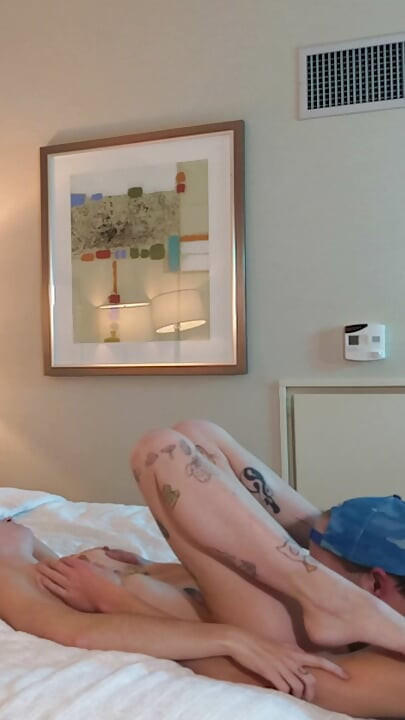 Γλείφει το μουνί της μικροκαμωμένης τατουαρισμένης έφηβης - Συλλογή 3