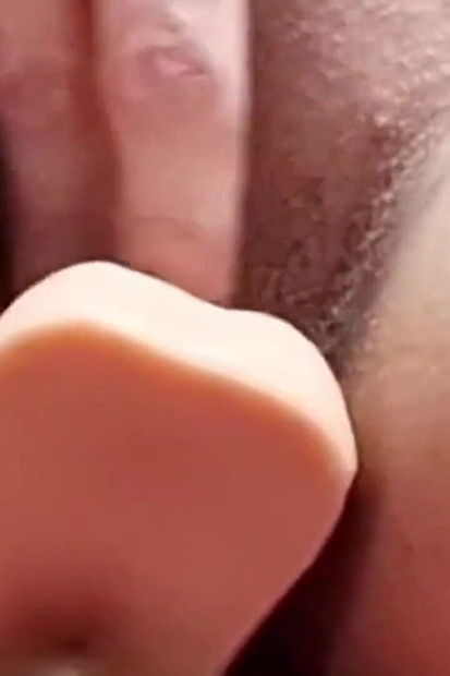 看看我剃光的阴户在与绿帽奴朋友的视频通话中是如何如此热辣和滴水