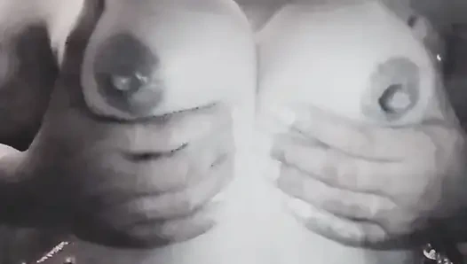 Bir kız büyük göğüslerini sertçe okşuyor