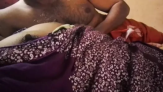 Tamil köylü kızının göğüsleri kocası tarafından emiliyor ve masaj yapıyor