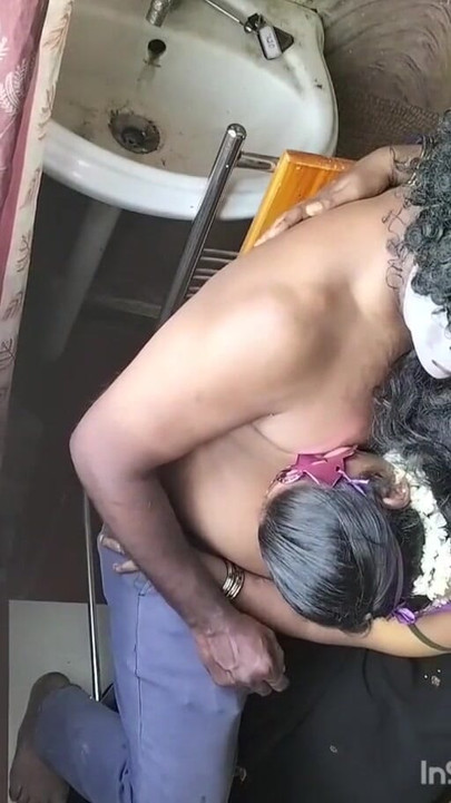 Zadivljujući trenutak iz "Tamilskog para sisa sise romantika"