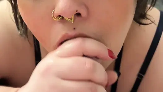 İç çamaşırlı sikini emiyor