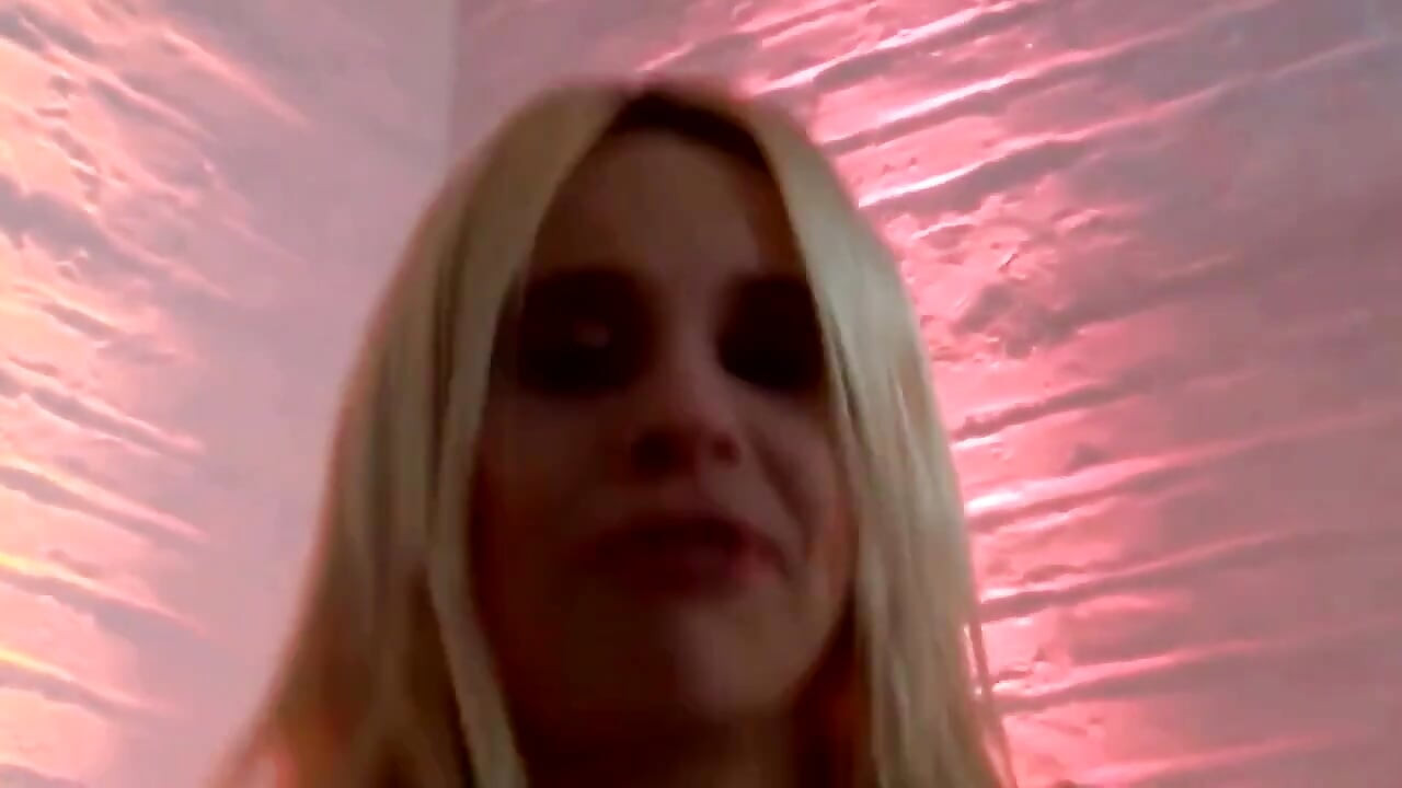Sexy blondine mit schönem körper wird im büro von ihrem chef gefickt