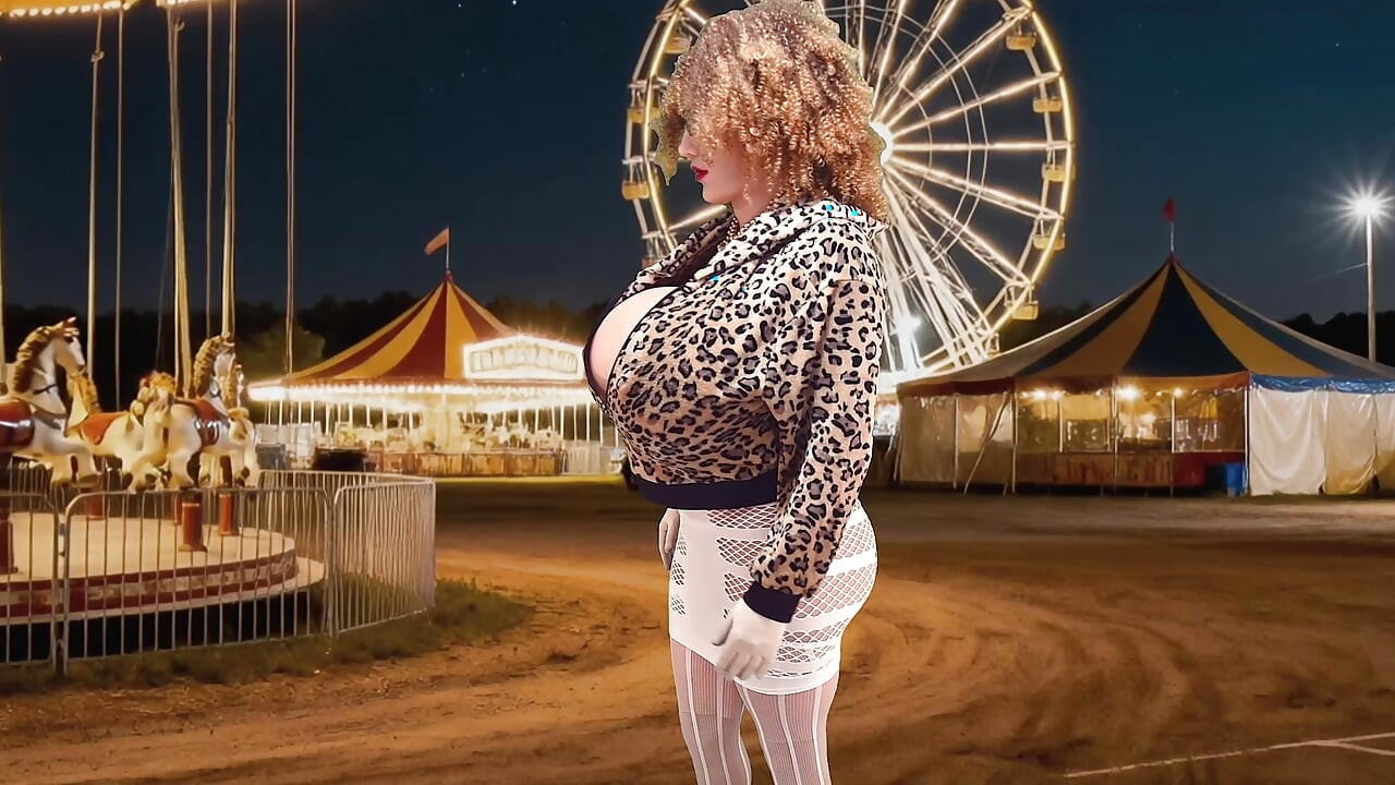 فتح الثدي اللباس سيسي المتعري