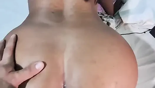 Üvey kızımı siktim, ne kadar büyük bir götü var, karşı koyamadım