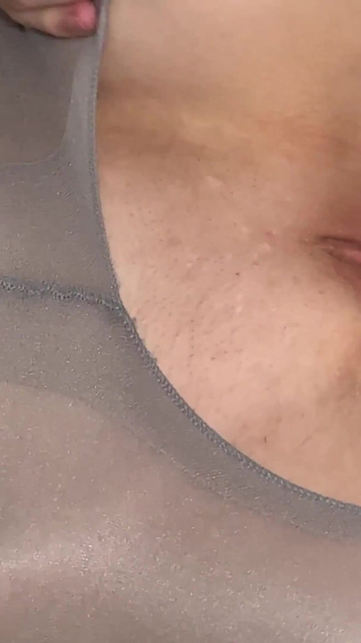 長髪のオタク女の子が、光沢のあるグレーのパンティストッキング姿で大きな男の子に激しく突かれる
