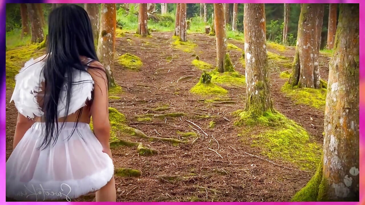 Rêve humide, fille à la chatte rose se masturbe au milieu de la forêt