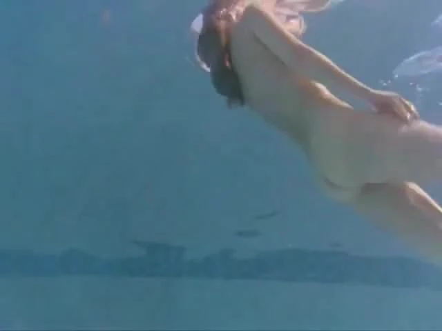 American convinces brit girls to skinny dip