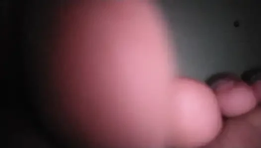 Симпатичная красотка 18+ удовлетворяет тебя своими грязными ступнями, чтобы лизать уборку в обмен на все ваши активы.