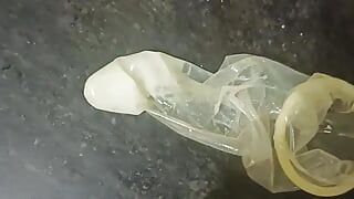 Сперма в презервативе