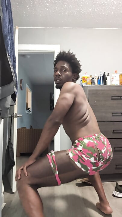 Kris Barbie twerking performing to Get it Back and Ms Pac Man by Gucci Mane
