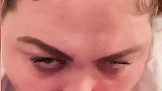 Kakak tiriku nyepong kontolku saat mantan pacarku nggak berhenti ngadu sama aku