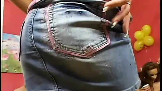 Три белые крошки в лесбийском горячем экшене на диване