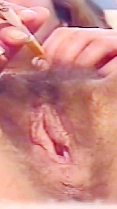 Adoro fumar para a minha cona peluda enquanto me filmam e me masturbo | Clip 1
