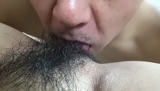Genç kız mastürbasyonu ve yarakları seviyor!