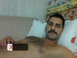 Chico árabe con bigote y polla para gays - arab gay