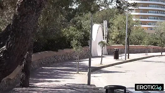 Спонтанный секс, голодная на дороге, милф отдаёт всё