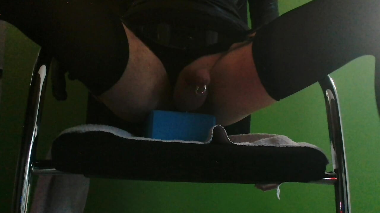 22 cm langer dildo auf stuhl in latex und high heels reiten.