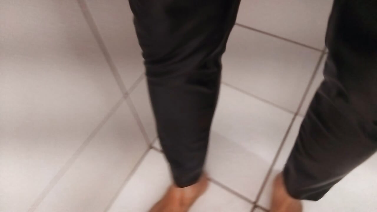 Skinnende sorte latexbukser på mine ben - Fuck, se mig sprede mig langsomt