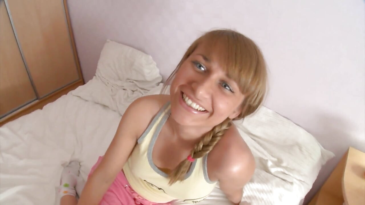 Sexy blonďatá teenagerka miluje dávat hlavu