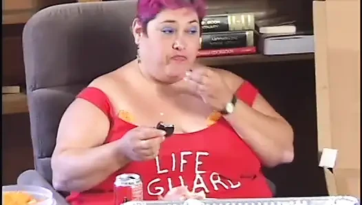 Blonde BBW seduces hunk to bang her in bed