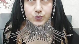 उमस भरी धातु राजकुमारी: बोल्ड के लिए झिलमिलाती शैली