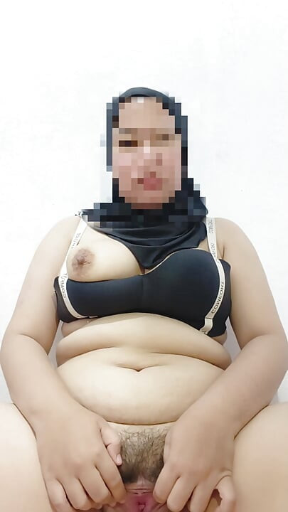 My sister-in-law is so lonely in the living room.