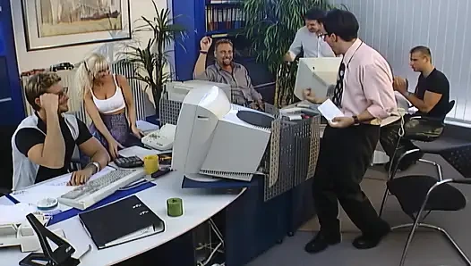 Cewek seksi rambut pirang lagi asik nyepong kontol sampai tenggorokan