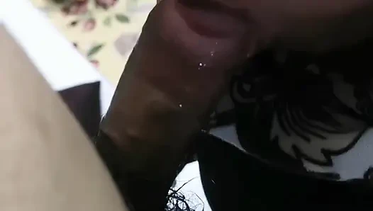 Seorang gadis pabrik terganggu oleh gaun yang indah sebelum pergi ke klub malam.
