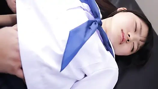 Тихие чувства наконец-то проливаются, как он тянется к ней в приватном после работы момент