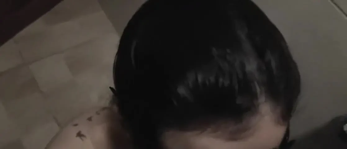 我看到我的继兄弟在洗澡, 我忍不住想要给他口交的冲动