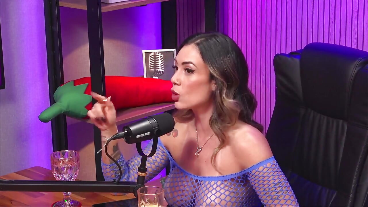 Joven Latina Con Cuerpo Perfecto Y Cabello Rizado Dando Hablar Sucio