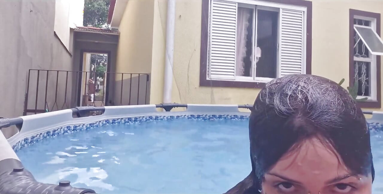 Din nøgne nabo viser sig frem i poolen.