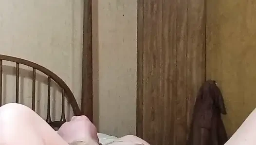 Возбужденная милфа по вызову