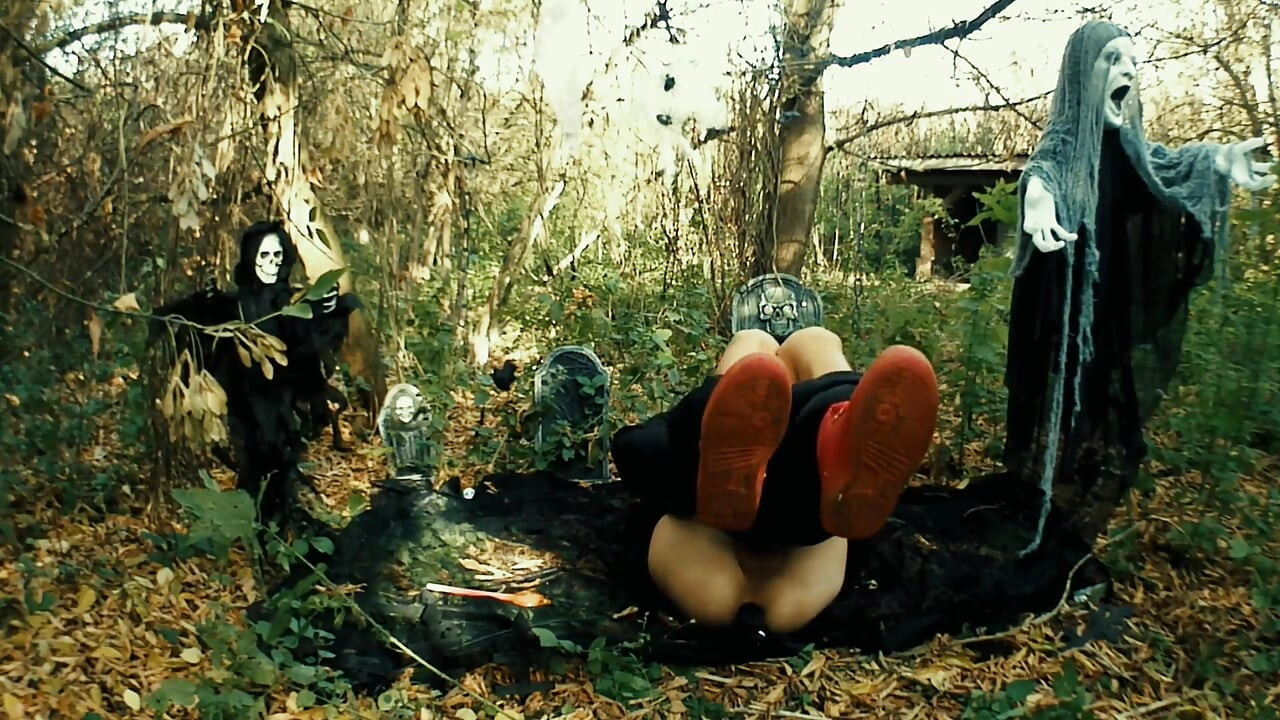 Halloweenowy jęczący demon dostaje orgazm prostaty przez wibrujące wielki czarny dildo