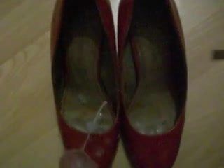 Ejaculação sobre seus sapatos vermelhos