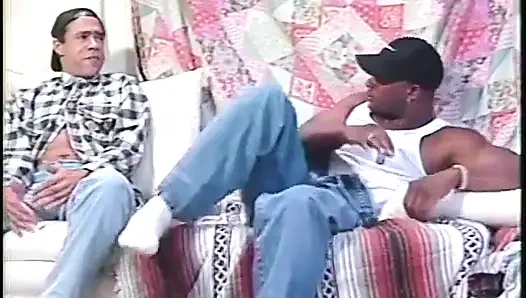 Pelacur hitam dengan payudara bagus di kamar tidur hardcore menyetubuhi kontol putih