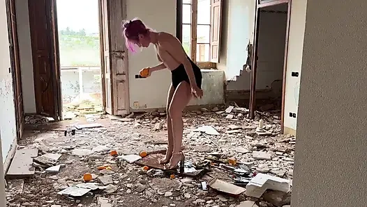 Topuklu ayakkabı altında ezildi