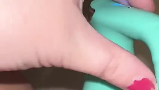 Aku lagi asik muasin memekku pakai dildo sendirian