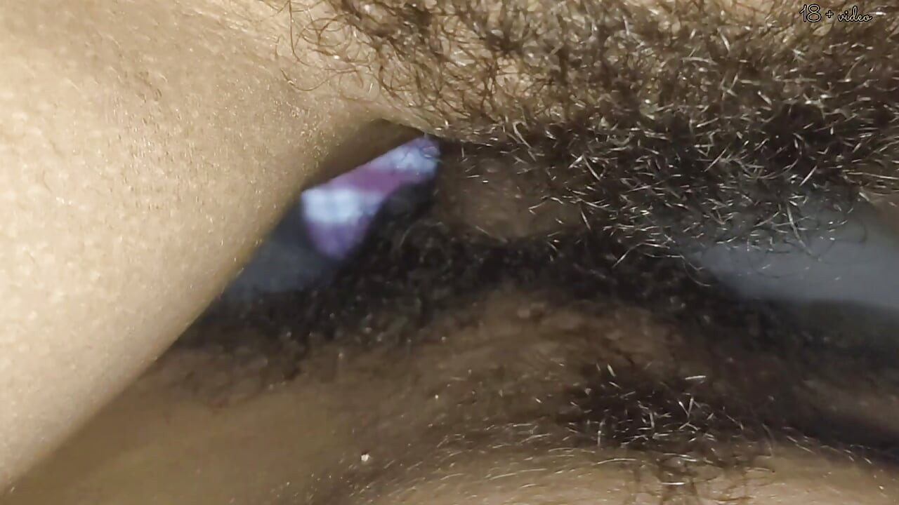 The native village girlfriend shook her cock and inserted the cock into her pussy, in Hindi native voice.