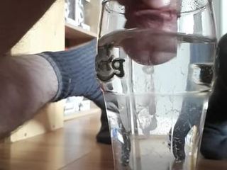 22-jähriges irisches Sperma im Pint heißem Wasser