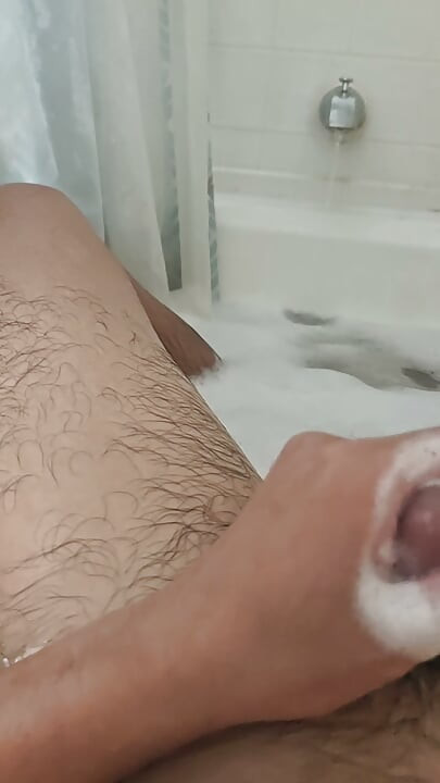 욕조에서 자위하고 깨끗이 씻기