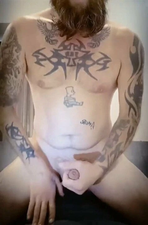 Dylan Phoenix, tatuerad, hal och sexig.