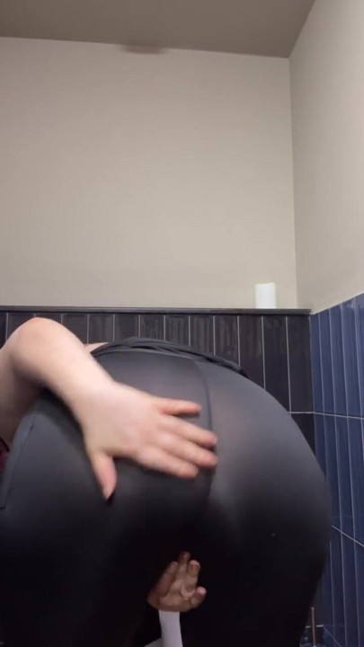 Pawg thủ dâm trong phòng tắm công cộng | Đoạn video ngắn 1