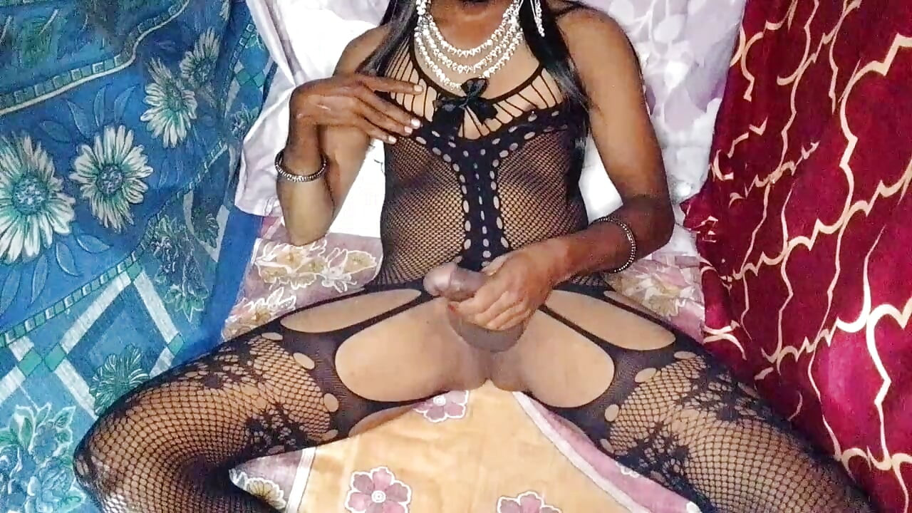 Schattige shemale wordt hard geneukt. Shemales Xxx Videos