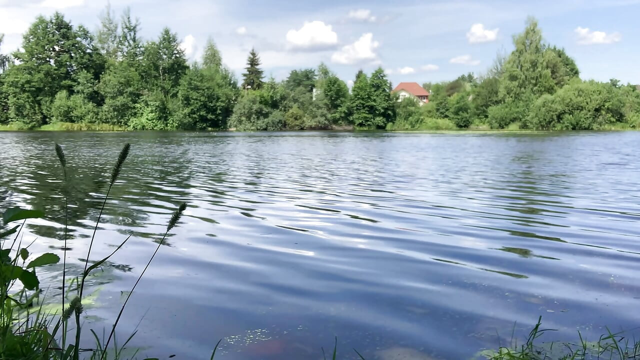 Trans djevojka Alexa Cosmic pliva i igra se u jezeru u crnoj kratkoj i plavoj majici