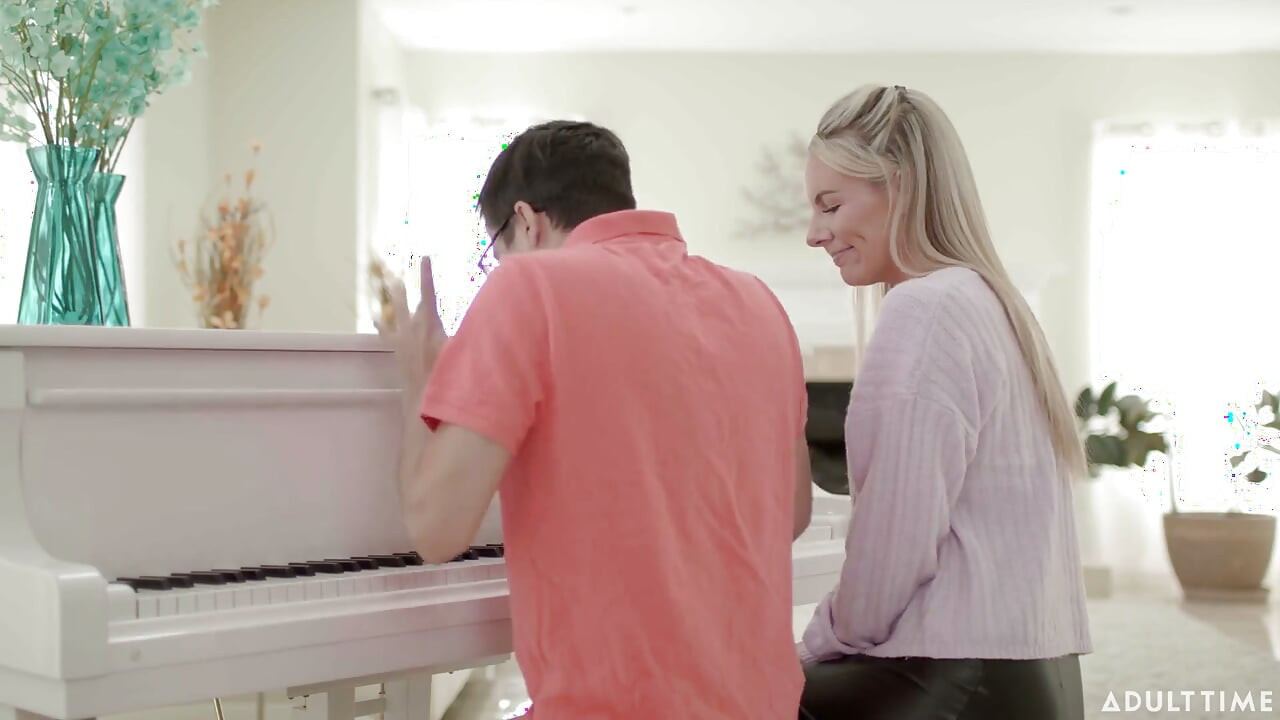 Adult Time - MILF Bunny Madison tira o sutiã durante aula de piano para ajudar seu aluno a relaxar