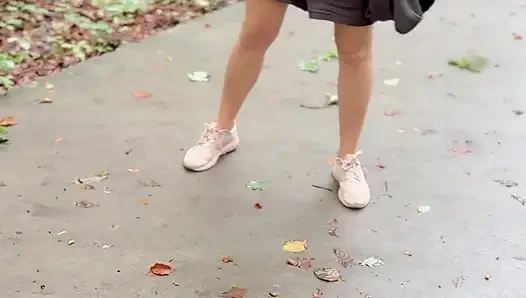 Прогулка обнаженной в любительском видео