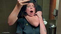 Sexo em público arriscado em um banheiro. Fodi uma funcionária do McDonald's por causa da fanta derramada! Eva Refrigerante