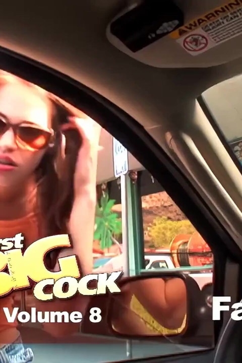 Bebek gibi kız iki siyah içine alıyor